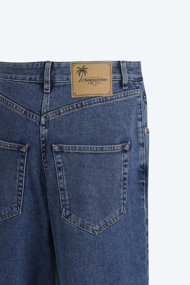 N21 캡슐 컬렉션의 와이드 블루 데님 팬츠입니다. 일상, 데이트룩, 쇼핑룩에 모두 잘 어울리는 베이직 스타일의 여성 의류입니다. 봄, 가을 계절에 적합하며, 캐주얼, 미니멀, 클래식 스타일을 연출할 수 있습니다. 맥시 기장의 와이드핏으로, 데님 소재 특유의 편안함과 멋을 동시에 느낄 수 있습니다. 무지 디자인으로 어떤 상의와도 쉽게 매치하여 다양한 스타일을 연출할 수 있습니다.
