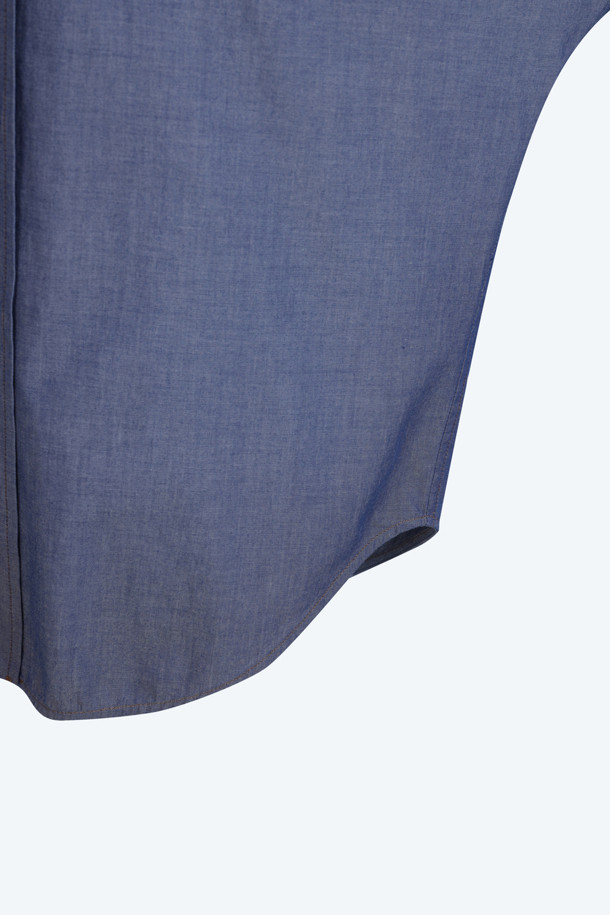 부드러운 샴브레이 소재의 여성 셔츠입니다. 데이트룩, 카페룩에 어울리며 미니멀, 캐주얼, 클래식 스타일을 연출할 수 있습니다. 여유 있는 오버핏으로 편안한 착용감을 선사하며, 포켓 디테일이 돋보입니다. 긴 소매 기장으로 다양한 스타일링이 가능하며, 아우터로도 활용할 수 있습니다. 무지 디자인으로 어떤 옷에도 매치하기 용이합니다.
