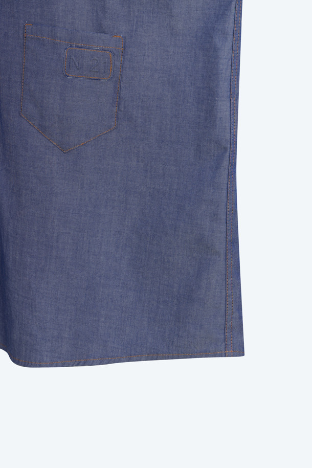 시원한 블루 컬러의 샴브레이 소재로 제작된 여성 슬리브리스 셔츠입니다. 셔츠 칼라와 레귤러핏 디자인으로 모던하면서도 클래식한 무드를 연출합니다. 얇은 두께감으로 여름철에도 시원하게 착용 가능하며, 부드러운 촉감이 특징입니다. 버튼업 스타일과 주얼라인 디테일이 더해져 데이트룩이나 휴가룩 등 다양한 TPO에 활용하기 좋습니다. 미니멀, 클래식, 캐주얼 스타일을 즐겨 입는 여성분들께 추천합니다.
