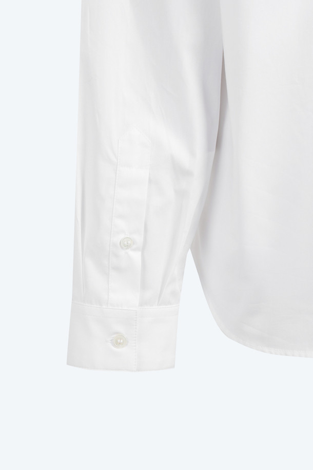 우아한 무드의 여성 우븐 카라 셔츠입니다. 부드러운 면 소재의 레귤러핏 긴소매 셔츠로, 차이나칼라 디자인과 얇은 두께로 봄, 여름에 시원하게 착용할 수 있습니다. 화이트 컬러에 무지 패턴으로 어떤 스타일에도 잘 어울리며, 포켓 디테일과 주얼리 장식이 포인트입니다. 데이트룩, 카페룩, 모임룩 등 다양한 TPO에 클래식, 미니멀, 걸리시 스타일로 연출해보세요.
