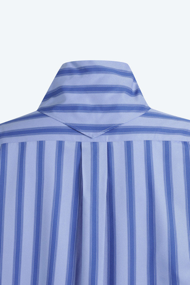 블루 컬러의 여성용 스카프 디테일 셔츠입니다. 봄과 여름 계절에 어울리는 레귤러핏의 긴소매 크롭 셔츠로, 우아하고 클래식한 스타일을 연출합니다. 스트라이프 패턴과 섬세한 스카프 디테일이 돋보이며, 로고 자수 디테일로 포인트를 더했습니다. 데이트룩, 카페룩, 모임룩 등 다양한 TPO에 어울리는 클래식하고 미니멀한 디자인의 셔츠입니다.
