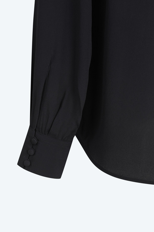 모던하고 엘레강스한 무드의 여성 하이넥 블라우스입니다. 부드러운 실크 소재로 제작되어 뛰어난 착용감을 선사하며, 사계절 내내 활용 가능합니다. 블랙 컬러의 레귤러핏 긴 소매 블라우스로, 하이넥 프릴 디테일과 중앙에서 벗어난 버튼업 디자인이 특징입니다. 오피스룩, 모임룩, 소개팅룩 등 다양한 TPO에 클래식, 미니멀, 시크한 스타일을 연출하기 좋습니다.
