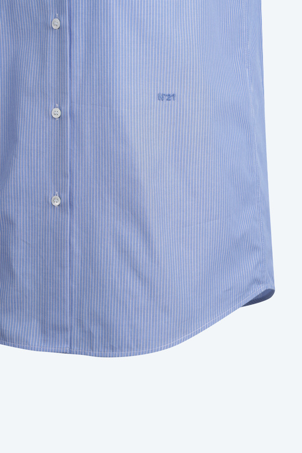 **스트라이프 카라 셔츠**

블루와 화이트 컬러의 스트라이프 패턴으로 시원한 느낌을 주는 여성용 카라 셔츠입니다. 봄, 여름 시즌에 적합하며, 레귤러핏과 얇은 두께감으로 편안하게 착용할 수 있습니다. 베이직한 디자인에 카라와 소매 부분의 스트라이프 디테일과 핫픽스 장식이 포인트입니다. 데이트룩, 카페룩 등 다양한 TPO에 맞춰 클래식, 미니멀, 캐주얼 스타일을 연출해보세요. 면 소재의 긴소매 셔츠로, 데일리 아이템으로 활용하기 좋습니다.
