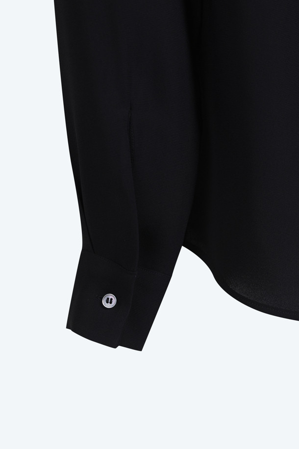 우아한 무드의 블랙 스카프 블라우스입니다. 넥 라인의 핫픽스 장식으로 고급스러움을 더했으며, 투웨이 연출이 가능하여 다양한 스타일을 연출할 수 있습니다. 봄, 가을에 적합하며, 레귤러 핏과 긴소매 디자인으로 편안하게 착용할 수 있습니다. 데이트룩, 오피스룩, 모임룩 등 다양한 TPO에 활용하여 클래식, 미니멀, 시크한 스타일을 연출해보세요. 무지 디자인으로 어떤 하의와도 잘 어울립니다.
