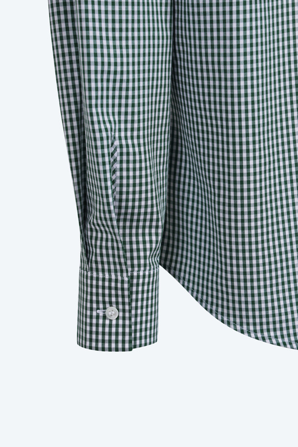 클래식한 매력의 스카프 블라우스입니다. 세련된 체크 패턴과 레귤러핏으로, 봄, 가을에 데이트룩, 오피스룩, 모임룩 등 다양한 TPO에 활용하기 좋습니다. 넥 라인의 핫픽스 장식이 은은한 포인트를 더하며, 투웨이 연출이 가능하여 다채로운 스타일을 연출할 수 있습니다. 긴 소매로 우아함을 더하고, 스카프 네크라인이 여성스러운 분위기를 자아냅니다. 그린, 화이트 두 가지 색상으로 출시되어, 취향에 맞게 선택할 수 있습니다.
