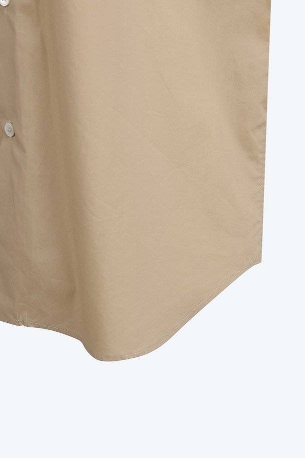 **주얼라인 셔츠**는 여성스러운 분위기를 연출하는 면 소재의 셔츠입니다. 베이직하면서도 클래식한 스타일로, 봄, 여름, 가을 시즌에 활용하기 좋습니다. 차이나칼라와 긴 소매, 레귤러핏으로 제작되었으며, 얇은 두께감으로 편안하게 착용할 수 있습니다. 주얼라인 디테일이 더해져 특별함을 더하며, 데이트룩, 카페룩, 오피스룩 등 다양한 TPO에 어울립니다. 미니멀하고 캐주얼한 스타일을 즐기는 분들께 추천합니다.
