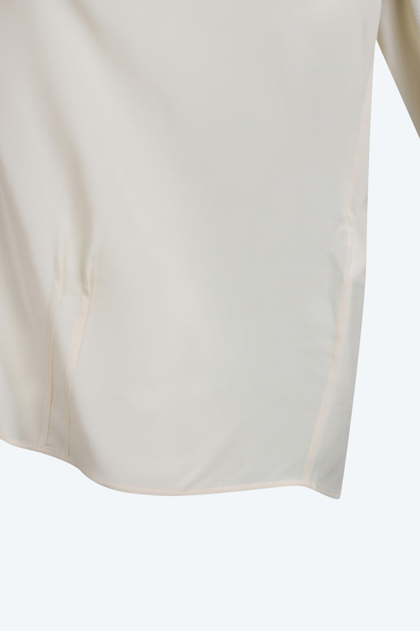 우아하고 페미닌한 무드의 아이보리 컬러 프릴 블라우스입니다. 실크 혼방 소재로 제작되어 부드러운 촉감을 선사하며, 브이넥 디자인과 크롭 기장으로 여성스러운 실루엣을 강조합니다. 긴 소매와 프릴 디테일이 특징이며, 데이트룩, 카페룩, 모임룩 등 다양한 TPO에 활용하기 좋습니다. 클래식, 미니멀, 로맨틱 스타일을 즐겨 입는 여성분들께 추천하는 제품입니다. 봄, 여름 시즌에 잘 어울리는 아이템입니다.
