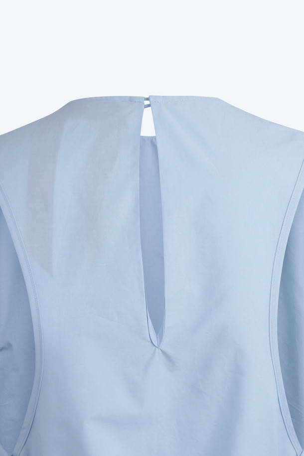 **코튼 슬리브리스 셔츠**

부드러운 면 소재로 제작되어 여름철 시원하게 착용하기 좋은 코튼 슬리브리스 셔츠입니다. 라운드넥 디자인에 레귤러핏으로, 여성스러운 실루엣을 연출합니다. 화이트, 스카이블루, 블랙 세 가지 컬러로 출시되어 다양한 스타일에 매치하기 용이합니다. 앞, 뒤 리본 디테일로 페미닌한 무드를 더하여 데이트룩, 카페룩, 여행룩 등 다양한 TPO에 활용 가능합니다. 미니멀, 클래식, 로맨틱 스타일을 즐기는 분들께 추천합니다.
