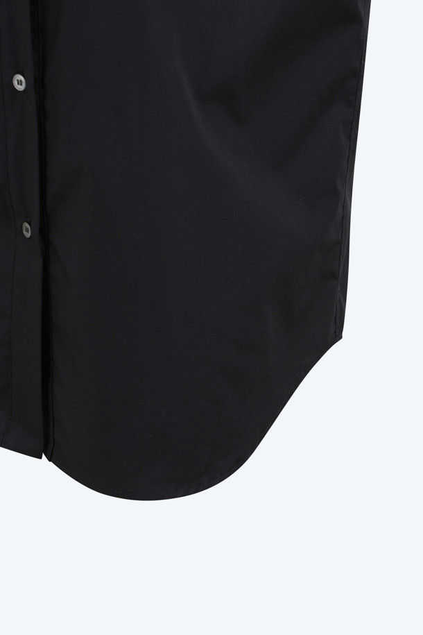 세련된 여성의 스타일을 완성해 줄 코튼 프릴 블라우스입니다. 부드러운 면 소재로 제작되어 편안한 착용감을 선사하며, 봄, 여름 시즌에 적합한 얇은 두께감으로 시원하게 즐길 수 있습니다. 블랙 색상에 라운드넥과 긴 소매, 레귤러핏으로 디자인되어 페미닌한 무드를 연출합니다. 프릴 디테일이 돋보이는 이 블라우스는 데이트룩, 모임룩 등 다양한 TPO에 활용 가능하며, 클래식, 미니멀, 로맨틱 스타일을 즐기는 분들께 추천합니다.
