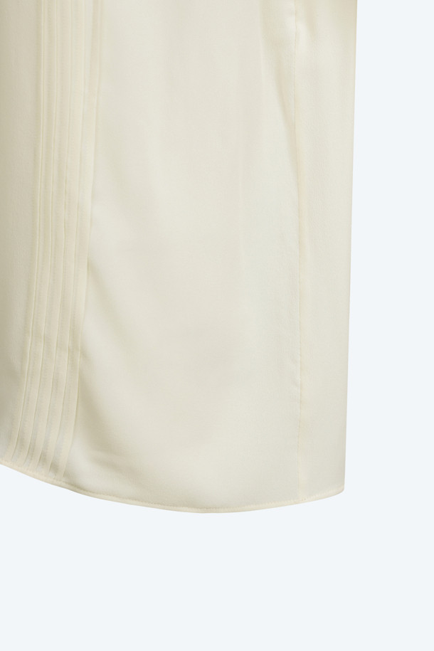 에크루 컬러의 라운드넥 실크 블라우스입니다. 부드러운 촉감과 은은한 광택감이 돋보이는 레귤러핏 디자인으로, 봄, 여름 시즌에 적합합니다. 얇은 두께의 무지 패턴이며, 긴 소매 기장으로 클래식, 미니멀, 시크 스타일을 연출할 수 있습니다. 출근룩, 오피스룩, 모임룩 등 다양한 TPO에 활용 가능합니다.
