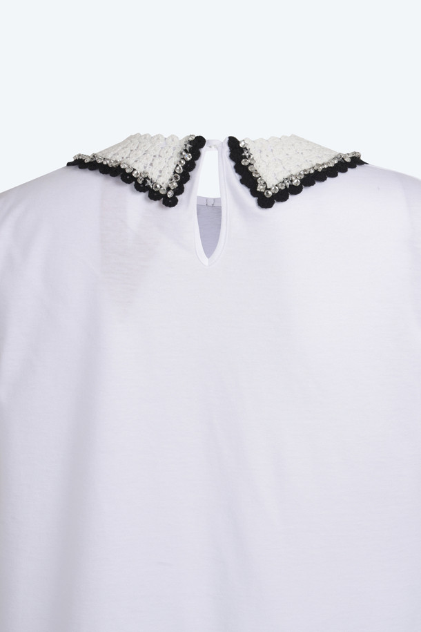 N21 캡슐 컬렉션의 폴로 카라 티셔츠입니다. 클래식하고 페미닌한 무드의 여성 의류로, 봄, 여름 시즌에 착용하기 좋습니다. 네이비와 화이트 두 가지 색상으로 출시되었으며, 부드러운 면 소재로 제작되어 편안한 착용감을 선사합니다. 레귤러 핏과 반소매 디자인으로, 데이트룩, 카페룩, 모임룩 등 다양한 TPO에 활용 가능합니다. 주얼 장식 또는 자수가 포인트로 더해져 미니멀하면서도 세련된 스타일을 연출할 수 있습니다.
