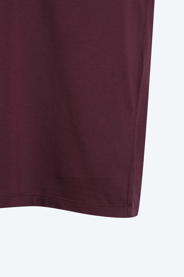 버건디 컬러의 로고 하프슬리브 티셔츠입니다. 면 소재로 제작되어 봄, 여름 시즌에 시원하게 착용 가능합니다. 미니멀한 스타일에 크롭 기장으로 트렌디함을 더했으며, 라운드넥 디자인으로 깔끔한 핏을 선사합니다. 데이트룩, 카페룩 등 다양한 TPO에 활용하기 좋고, 캐주얼, 클래식 스타일을 모두 소화할 수 있습니다. N21 브랜드 로고 프린팅으로 포인트를 더했습니다.

