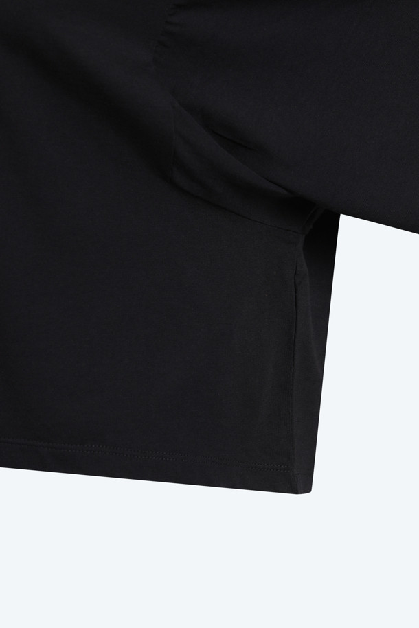 블랙 컬러의 남녀 공용 프린팅 티셔츠입니다. 봄, 여름 시즌에 어울리는 면 소재의 오버핏 반소매 티셔츠로, 캐주얼한 스타일을 연출하기 좋습니다. 라운드넥 디자인에 레터링 및 프린팅 무늬가 돋보이며, '동네 마실룩'이나 '여행룩'에 활용하기 좋습니다. 캐주얼, 미니멀, 스트리트 스타일을 즐겨 입는 분들께 추천하며, N21 Pre Collection 제품입니다.
