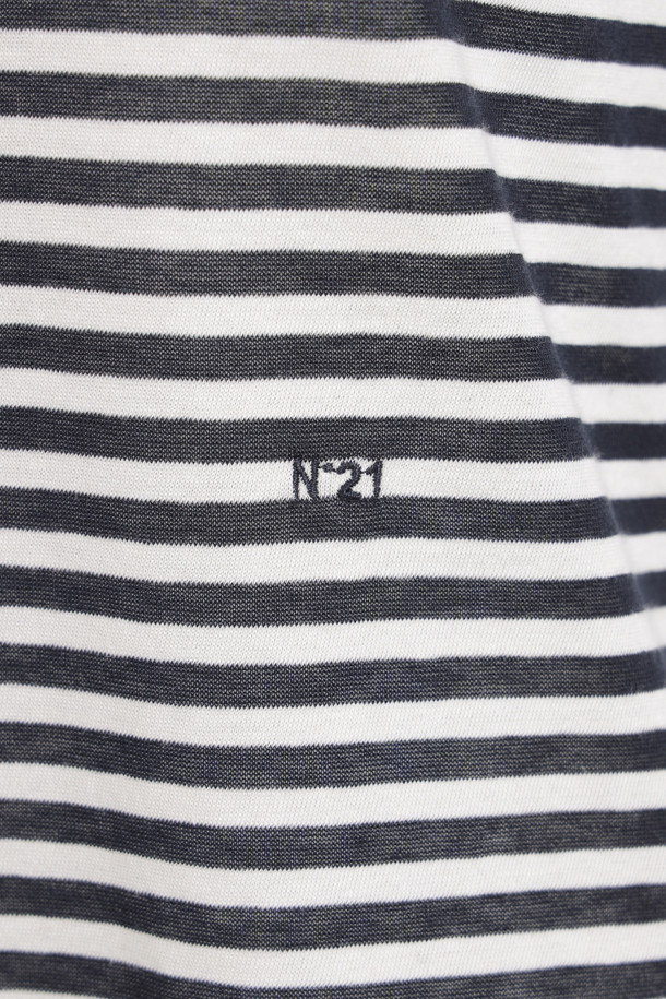 **스트라이프 티셔츠**

블랙 & 화이트 컬러 배색의 스트라이프 티셔츠입니다. 여성용으로, 봄, 여름 시즌 데일리룩에 적합합니다. 레귤러핏 보트넥 디자인에 부드러운 촉감이 특징이며, 미니멀, 캐주얼, 클래식 스타일을 연출하기 좋습니다. 쇼핑, 카페룩에 잘 어울리며, 소매는 반소매입니다. 가슴 부분에 로고 자수 디테일이 있습니다.
