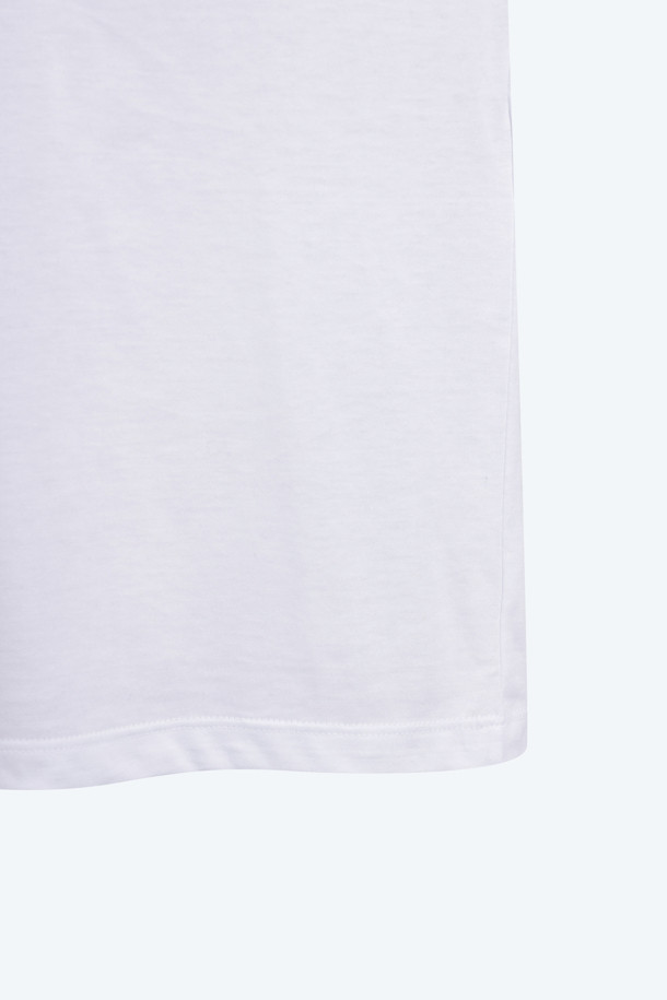 비즈 로고 하프 슬리브 티셔츠는 여성 의류로, 미니멀하고 베이직한 스타일을 추구하는 분들을 위한 아이템입니다. 봄, 여름 시즌에 적합하며, 라운드넥에 레귤러핏으로 편안하게 착용할 수 있습니다. 화이트와 블랙 두 가지 색상으로 출시되어, 데이트룩, 쇼핑룩 등 다양한 TPO에 매치하기 좋습니다. 심플한 디자인에 비즈, 크리스탈 장식이 더해져 포인트를 주며, 데님이나 스커트 등 어떤 아이템과도 쉽게 어울립니다. 하프 슬리브 소매 기장으로 시원하게 착용할 수 있습니다.
