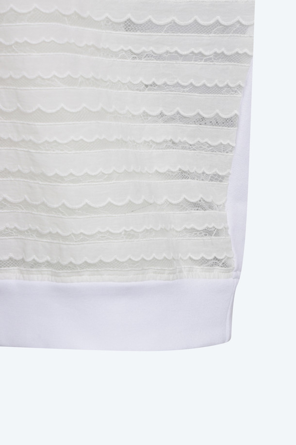 N21 Capsule Collection의 레이스 스웻셔츠입니다. 여성 의류로, 봄, 가을에 착용하기 좋습니다. 우아하고 모던한 스타일을 연출하며, 데이트룩, 카페룩, 모임룩에 잘 어울립니다. 화이트와 네이비 두 가지 컬러로 출시되었으며, 레귤러핏에 얇은 두께감으로 편안하게 착용 가능합니다. 섬세한 얇은 레이스 디테일과 엠브로이더리 장식이 돋보이는 라운드넥 긴소매 스웻셔츠입니다.
