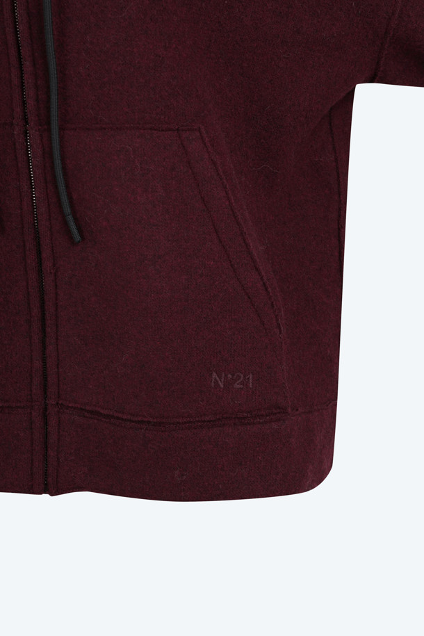 부드러운 촉감의 울 혼방 소재로 제작된 오버핏 후드 집업입니다. 톤 다운된 버건디 컬러로 캐주얼하면서도 미니멀한 스타일을 연출하며, 가을과 겨울철 데일리룩, 집콕룩, 산책룩에 활용하기 좋습니다. 두꺼운 두께감과 긴 소매 기장으로 보온성을 높였으며, 크롭 기장으로 트렌디함을 더했습니다. 무지 디자인에 후드 디테일로 베이직한 매력을 더한, 활용도 높은 아이템입니다.
