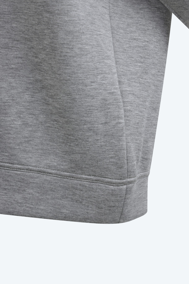 세련된 스타일을 완성할 비즈 로고 스웻셔츠입니다. 부드러운 기모 면 소재로 제작되어 가을, 겨울 시즌 따뜻하고 편안하게 착용할 수 있습니다. 베이직한 디자인에 N21 로고와 비즈 장식이 더해져 캐주얼, 미니멀, 클래식 스타일을 연출하기 좋습니다. 라운드넥과 긴소매, 크롭 기장으로 유행을 타지 않고 데일리하게 즐길 수 있는 아이템입니다. 그레이, 블랙 두 가지 색상으로 출시되어 취향에 맞게 선택 가능합니다.
