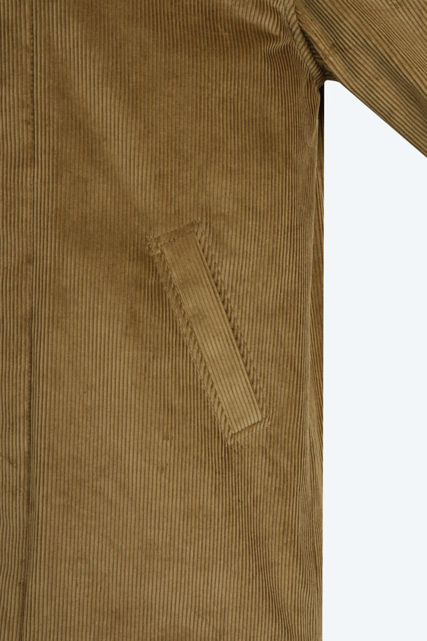 부드러운 코듀로이 소재의 브라운 컬러 코듀로이 점퍼입니다. 가을, 겨울 시즌에 어울리며, 캐주얼, 클래식, 미니멀 스타일을 모두 소화할 수 있습니다. 쌀쌀한 날씨에 레이어링하여 따뜻하게 입을 수 있으며, 일상과 모임룩에 두루 활용 가능합니다. 루즈핏으로 편안한 착용감을 선사하며, 인조가죽 칼라 디테일이 돋보이는 디자인입니다. 집업 스타일로 간편하게 여밀 수 있는 실용적인 아우터입니다.
