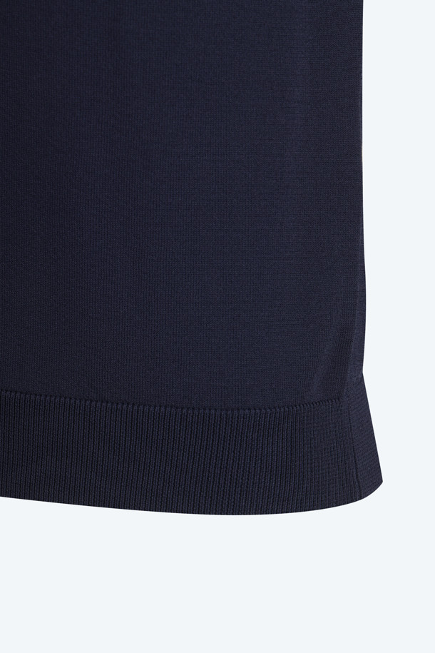 네이비 컬러의 레이스 폴로 니트입니다. 부드러운 비스코스 혼방 소재와 울 소재로 제작되어 봄, 가을에 착용하기 좋습니다. 로맨틱하고 모던한 무드를 연출하며, 레귤러핏과 반소매 기장으로 편안하게 착용할 수 있습니다. 레이스 칼라와 포켓, 메탈 버튼 디테일이 돋보이며, 데이트룩, 카페룩, 모임룩 등 다양한 TPO에 활용 가능합니다. N21 캡슐 컬렉션으로, 클래식, 로맨틱, 미니멀 스타일을 즐기는 여성분들께 추천합니다.
