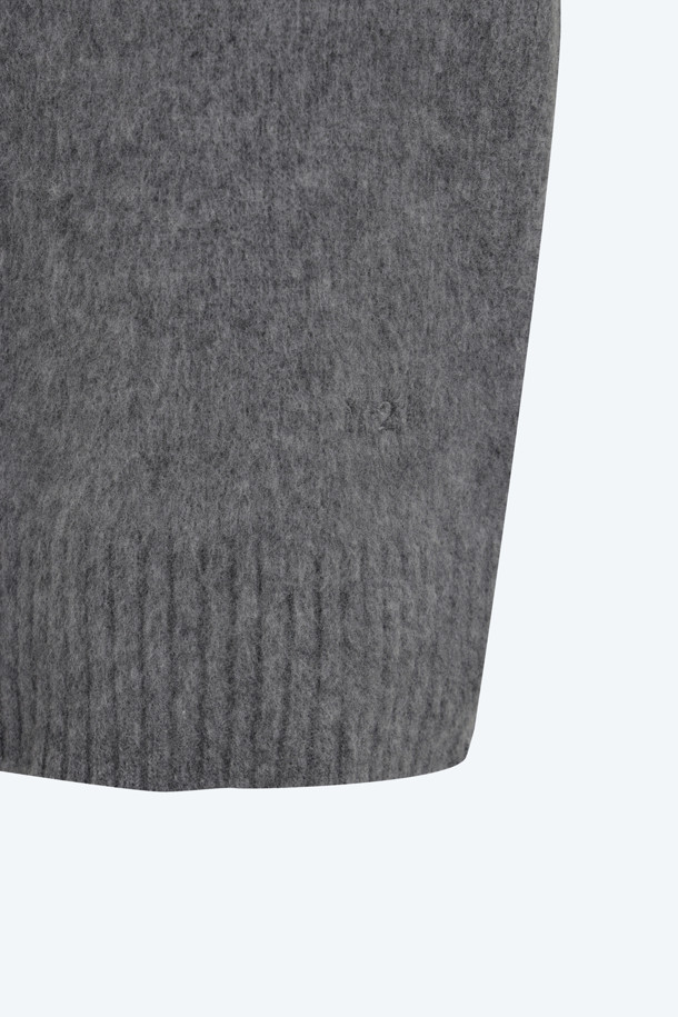 세련된 무드를 더하는 주얼 버튼 오버 니트입니다. 부드러운 버진울 소재로 제작되어 포근한 착용감을 선사하며, 쌀쌀한 가을, 겨울 날씨에도 따뜻하게 입을 수 있습니다. 클래식한 폴로넥 디자인에  오버핏 실루엣으로 편안함과 스타일리시함을 동시에 잡았습니다.  크롭 기장으로 다리가 길어 보이는 효과를 주며,  그레이 컬러와 주얼 버튼 디테일이  미니멀하면서도 시크한 포인트를 더합니다.  데이트룩, 오피스룩 등 다양한 TPO에 맞춰 클래식, 미니멀, 시크한 스타일을 연출해보세요.
