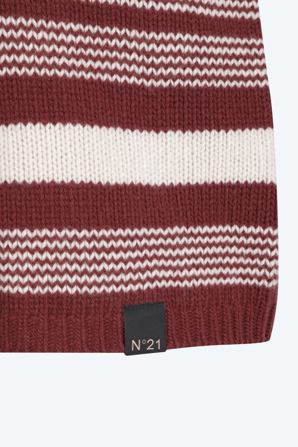 세련된 스타일을 완성하는 여성용 스트라이프 폴로 니트입니다. 봄, 여름 시즌에 어울리는 레귤러 핏의 반소매 디자인으로, 모던한 스타일을 연출합니다. 레드, 화이트 두 가지 컬러로 제공되며, 폴로넥과 스트라이프 패턴이 특징입니다. 데이트룩, 카페룩 등 다양한 TPO에 활용 가능하며, 클래식, 미니멀, 캐주얼 스타일을 즐기는 분들께 추천합니다. 셋업 스커트와 함께 매치하여 더욱 세련된 룩을 연출할 수 있습니다.
