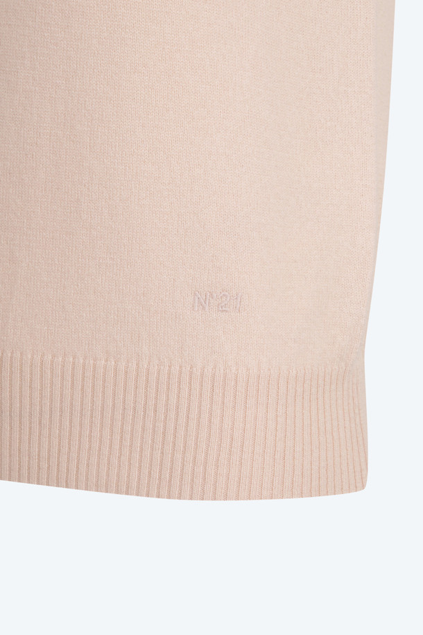 레이스 엠브로이더리 니트는 여성스러운 스타일을 연출하는 크롭 기장의 반소매 니트입니다. 울 혼방 소재로 제작되어 부드러운 촉감을 선사하며, 얇은 두께감으로 봄, 가을에 활용하기 좋습니다. 블랙과 핑크 두 가지 색상으로 출시되었으며, 라운드넥 디자인에 레이스 엠브로이더리 패치 디테일이 더해져 우아하고 페미닌한 분위기를 자아냅니다. 데이트룩, 카페룩, 모임룩 등 다양한 TPO에 어울리며, 클래식, 로맨틱, 미니멀 스타일을 즐기는 분들께 추천합니다. 가디건과 셋업으로도 연출 가능합니다.
