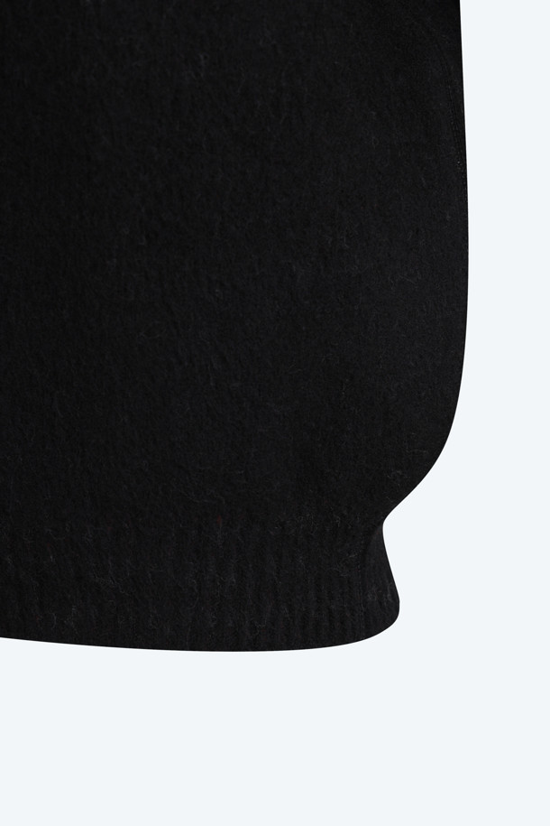 세련된 데이트룩과 카페룩을 완성하는 여성용 브이넥 크롭 풀오버 니트입니다. 봄, 가을 시즌에 어울리는 베이직 스타일의 블랙 컬러 무지 디자인으로, 레귤러핏으로 편안하게 착용 가능합니다. 긴 소매와 리버서블 디자인으로 다양한 연출이 가능하며, 니트 소재 특유의 부드러운 촉감을 선사합니다. 미니멀, 클래식, 캐주얼 등 어떤 스타일에도 잘 어울리는 활용도 높은 아이템입니다.
