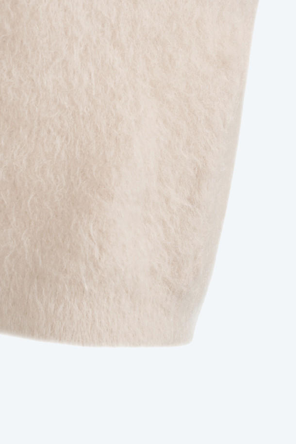 부드러운 앙고라 소재의 고급스러운 주얼 버튼 니트입니다. 라운드넥 디자인과 크롭 기장으로 여성스러운 실루엣을 연출하며, 가을, 겨울 시즌에 따뜻하게 착용할 수 있습니다. 베이지 컬러에 어깨 버튼 장식이 더해져 엘레강스한 무드를 선사합니다. 데이트룩, 모임룩, 겨울 데일리룩 등 다양한 TPO에 활용 가능하며, 클래식, 미니멀, 로맨틱 스타일을 즐기는 분들께 추천합니다. 레귤러핏으로 편안하게 착용 가능하며, 두꺼운 두께감으로 포근함을 더했습니다.
