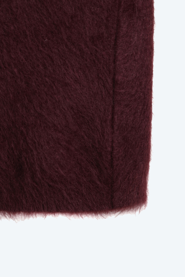 따뜻하고 우아한 무드의 주얼 버튼 앙고라 니트입니다. 부드러운 앙고라 소재로 제작되어 뛰어난 촉감을 선사하며, 쌀쌀한 가을과 겨울에 포근하게 착용하기 좋습니다. 크롭 기장과 레귤러핏으로 어떤 하의와도 잘 어울리며, 라운드넥 디자인으로 여성스러운 분위기를 더했습니다. 버건디 컬러와 주얼 버튼 디테일이 더해져 특별한 날, 데이트룩, 모임룩, 겨울 데일리룩 등 다양한 TPO에 활용할 수 있습니다. 클래식, 미니멀, 걸리시 스타일을 즐겨 입는 분들께 추천합니다.
