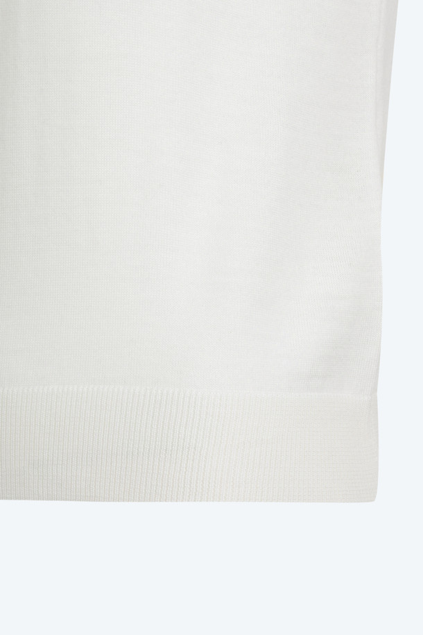 세련된 분위기를 연출하는 로고택 터틀넥 니트입니다. 부드러운 버진울 100% 소재로 제작되어 뛰어난 착용감과 보온성을 자랑합니다. 가슴 부분의 스몰 로고택 디테일이 은은하게 포인트를 더하며, 레귤러핏으로 편안하게 착용 가능합니다. 가을, 겨울 시즌 데일리룩, 오피스룩, 모임룩 등 다양한 TPO에 활용하기 좋으며, 가디건과 함께 셋업 스타일링도 연출할 수 있습니다. 미니멀하고 베이직한 스타일을 선호하는 분들께 추천합니다.
