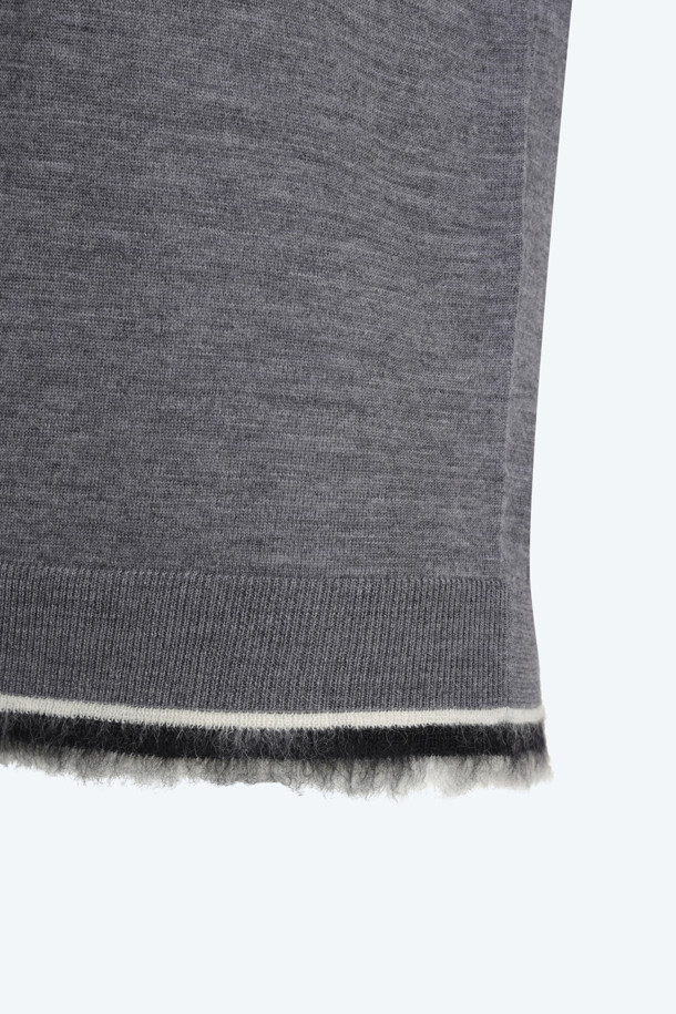 멜란지 그레이 컬러의 여성용 스트라이프 디테일 니트입니다. 가을, 겨울 시즌에 어울리는 두꺼운 울 소재로 제작되어 부드러운 촉감을 선사합니다. 라운드넥 디자인에 넥라인과 밑단에 퍼 스트라이프 장식이 포인트로 더해져 베이직하면서도 세련된 스타일을 연출합니다. 레귤러핏과 긴소매 기장으로 편안하게 착용 가능하며, 겨울 데일리룩, 모임룩, 카페룩 등 다양한 TPO에 활용하기 좋습니다. 클래식, 미니멀, 캐주얼 스타일을 즐겨 입는 여성에게 추천합니다.
