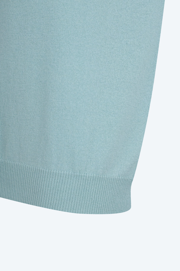 로고택 크루넥 니트는 버진울 100% 소재로 제작되어 부드러운 촉감과 뛰어난 보온성을 자랑합니다. 봄, 가을에 어울리는 넉넉한 핏의 긴소매 니트로, 베이직하고 미니멀한 스타일을 연출합니다. 가슴 위 스몰 로고택 디테일이 은은한 포인트를 더하며, 민트 색상으로 산뜻함을 더했습니다. 카페룩, 가을 나들이룩 등 다양한 TPO에 활용할 수 있으며, 미니멀, 클래식, 캐주얼 스타일을 즐겨 입는 분들께 추천합니다.
