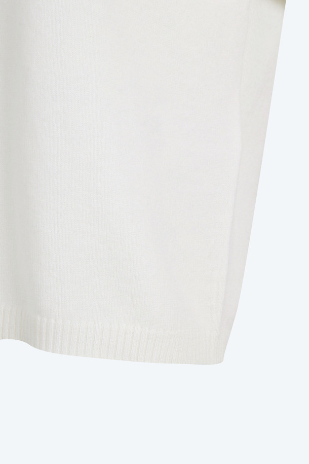 아이보리, 화이트 컬러의 "로고택" 하프슬리브 니트입니다. 부드러운 촉감의 버진울 100% 소재로 제작되어 봄, 여름 시즌에 착용하기 좋습니다. 레귤러핏 라운드넥 디자인에 가디건과 셋업 스타일링이 가능하며, 미니멀하고 베이직한 스타일을 연출합니다. 가슴 위 스몰 로고택 디테일이 특징이며, 일상, 카페룩, 데이트룩 등 다양한 TPO에 활용할 수 있습니다.
