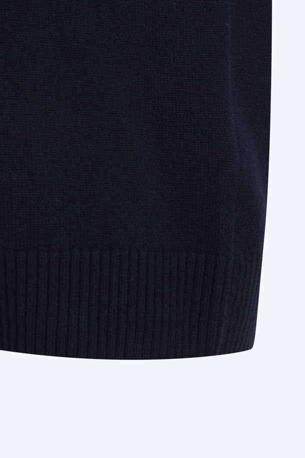 네이비와 초록, 두 가지 색상으로 만나볼 수 있는 폴로 카라 오버 니트입니다. 울 100% 소재로 제작되어 부드러운 촉감과 뛰어난 보온성을 자랑하며, 가을, 겨울에 따뜻하게 착용하기 좋습니다. 손등을 덮는 긴 소매와 여리여리한 실루엣을 연출해 주는 오버핏 디자인으로, 모던하고 베이직한 스타일을 완성합니다. 일상, 카페, 모임 등 다양한 TPO에 활용하기 좋으며, 클래식, 미니멀, 캐주얼 스타일을 즐겨 입는 여성분들께 추천합니다.
