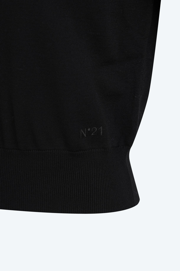 멜란지 그레이와 블랙 두 가지 색상으로 선보이는 울 크롭 하프슬리브 니트입니다. 봄, 가을 시즌에 어울리는 베이직 스타일의 여성 의류로, 일상 속에서 편안하게 착용하기 좋습니다. 라운드넥 디자인과 하프 소매 기장으로 세련된 느낌을 주며, 이너 또는 단독으로도 활용 가능합니다. 데이트룩, 카페룩, 모임룩 등 다양한 TPO에 맞춰 클래식, 미니멀, 캐주얼 스타일을 연출해보세요. 울 소재 특유의 부드러운 촉감이 돋보이는 크롭 기장의 니트입니다.
