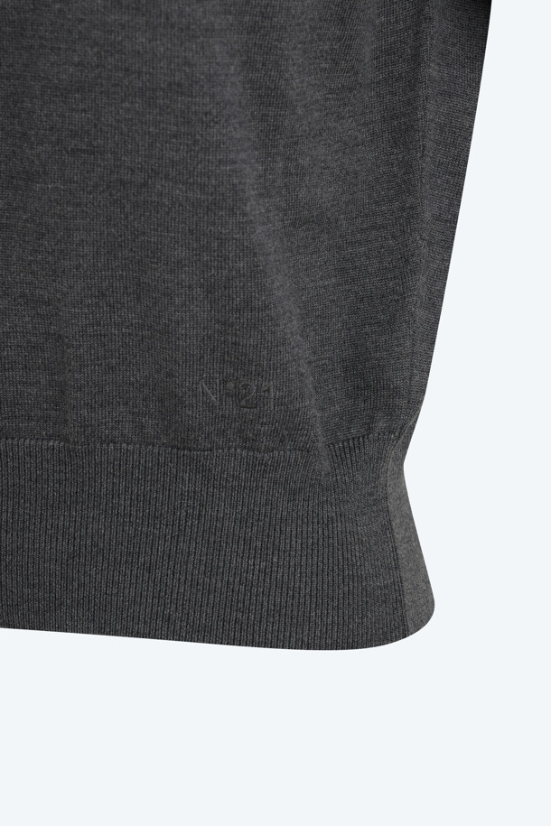 **울 크롭 하프슬리브 니트**는 여성용 상의로, 멜란지 그레이와 블랙 두 가지 색상으로 제공됩니다. 봄, 가을, 겨울 계절에 적합하며, 베이직한 스타일을 추구하는 분들께 이상적입니다. 울 소재로 제작되어 부드러운 촉감을 선사하며, 라운드넥과 크롭 기장, 하프 슬리브 디자인으로 세련된 실루엣을 연출합니다. 이너 또는 단독으로 착용 가능하여 다양한 스타일을 연출할 수 있는 활용도 높은 아이템입니다.
