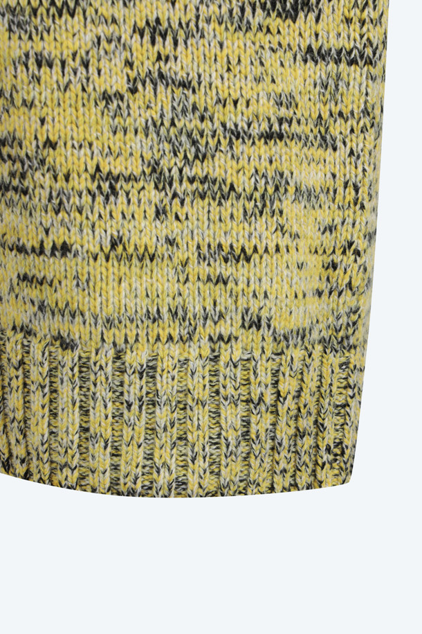 포근한 옐로우 멜란지 컬러가 돋보이는 여성 멜란지 울 오버 니트입니다. 100% 울 소재로 제작되어 두꺼운 두께감과 포근한 촉감을 선사하여 겨울철 따뜻하게 착용할 수 있습니다. 라운드넥 디자인에 오버핏으로 제작되어 캐주얼하면서도 트렌디한 스타일을 연출하며, 데일리룩, 집콕룩, 산책룩 등 다양한 TPO에 활용하기 좋습니다. 미니멀, 캐주얼, 클래식 스타일을 즐겨 입는 분들께 추천합니다. 긴소매 기장의 레귤러 기장으로 어떤 하의와도 잘 어울립니다.
