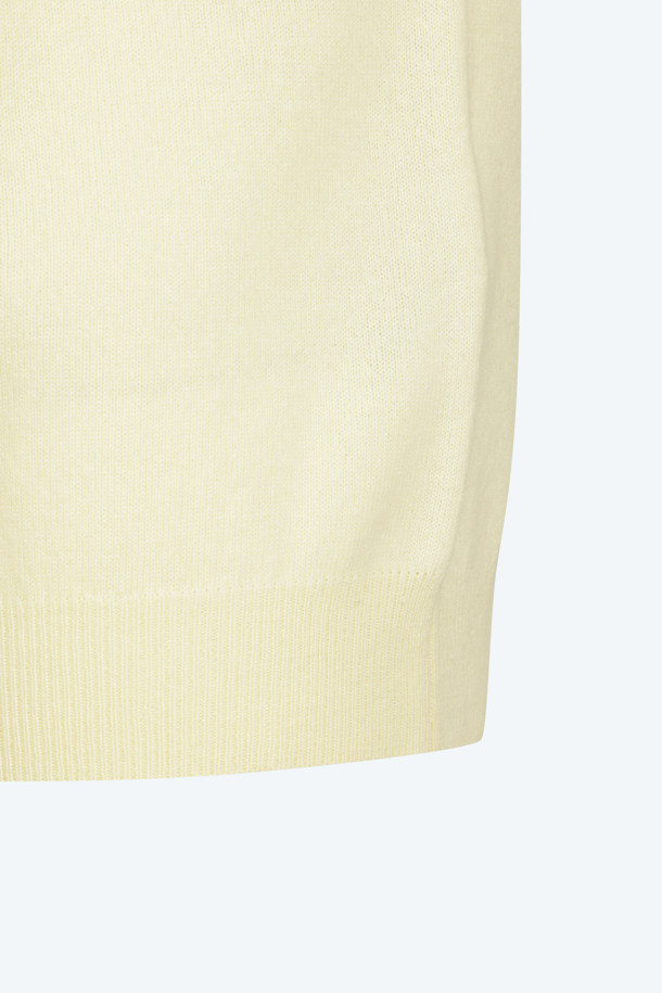 부드러운 캐시미어 소재로 제작된 여성용 크루넥 니트입니다. 가을, 겨울 시즌에 활용하기 좋은 두꺼운 두께감으로 보온성을 높였으며, 레귤러핏으로 편안하게 착용 가능합니다. 파스텔 옐로우, 핑크, 그레이 세 가지 컬러로 만나볼 수 있으며, 베이직한 디자인으로 겨울 데일리룩, 집콕룩, 카페룩 등 다양한 TPO에 매치하기 좋습니다. 클래식, 미니멀, 캐주얼 스타일을 즐겨 입는 분들에게 추천하는 무지 니트입니다. 캐시미어 100% 소재로 부드러운 촉감을 선사합니다.
