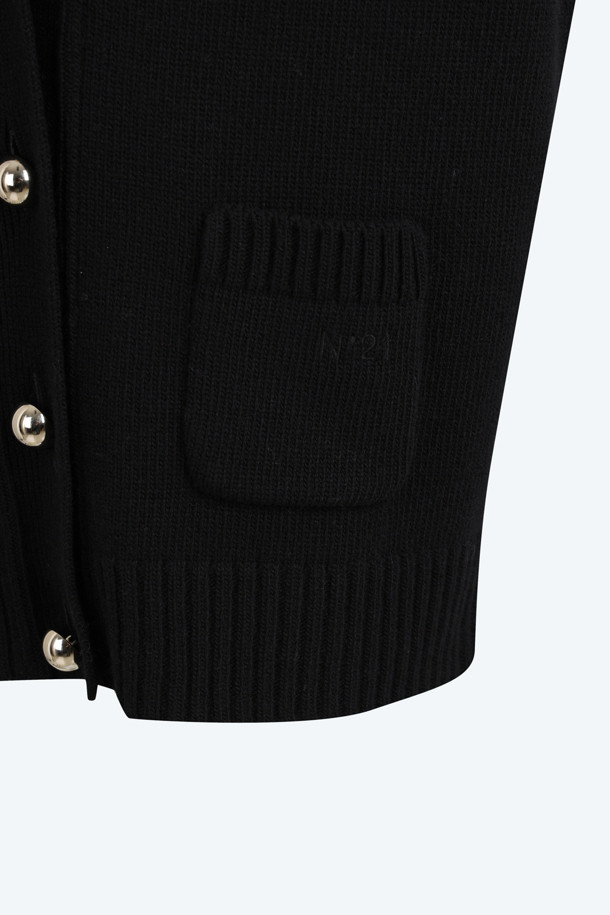 부드러운 앙고라와 버진울 소재로 제작된 여성용 블랙 가디건입니다. 가을과 겨울, 일상에서 클래식하고 엘레강스한 스타일을 연출하기 좋습니다. 라운드넥에 긴 소매, 두꺼운 두께감으로 포근함을 더하며, 오버핏 실루엣과 주얼 버튼 디테일이 특징입니다. 데이트룩, 모임룩, 소개팅룩 등 다양한 TPO에 미니멀하고 시크한 스타일을 완성해 보세요.
