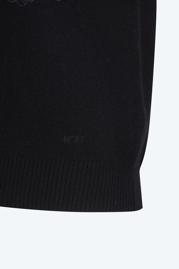 우아하고 모던한 분위기를 연출하는 레이스 엠브로이더리 가디건입니다. 봄, 가을에 어울리는 얇은 두께감의 울 혼방 소재로 제작되어 부드럽고 편안한 착용감을 선사합니다. 섬세한 레이스 엠브로이더리 패치 디테일이 특징이며, 라운드넥 디자인으로 여성스러운 실루엣을 강조합니다. 데이트룩, 카페룩, 모임룩 등 다양한 TPO에 활용 가능하며, 클래식, 미니멀 또는 로맨틱 스타일을 즐겨 입는 여성분들께 추천합니다. 반팔 니트 셋업과 함께 매치하여 더욱 스타일리시하게 연출할 수 있습니다. 블랙과 그레이 두 가지 컬러로 만나보세요.
