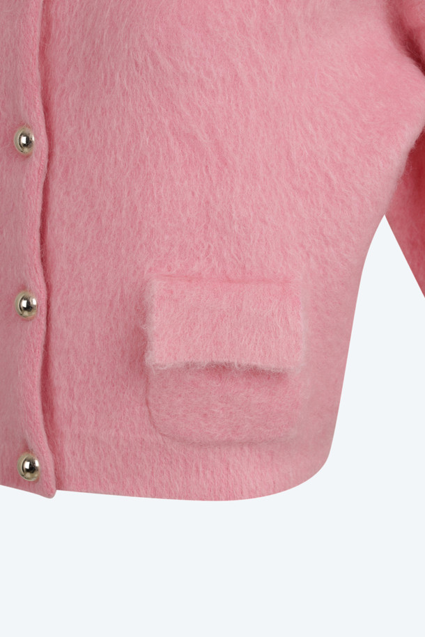 포근하고 우아한 무드의 앙고라 가디건입니다. 부드러운 촉감의 앙고라 소재와 두꺼운 두께감으로 가을, 겨울 시즌 따뜻하게 착용하기 좋습니다. 라운드넥과 크롭 기장, 긴 소매 디자인으로 여성스러운 실루엣을 연출하며, 메탈 버튼 디테일이 고급스러운 포인트를 더합니다. 클래식, 미니멀, 로맨틱 스타일을 즐겨 입는 여성분들께 데이트룩, 모임룩, 겨울 데일리룩으로 추천합니다. 핑크 컬러의 무지 가디건으로 다양한 스타일에 매치하기 용이합니다.
