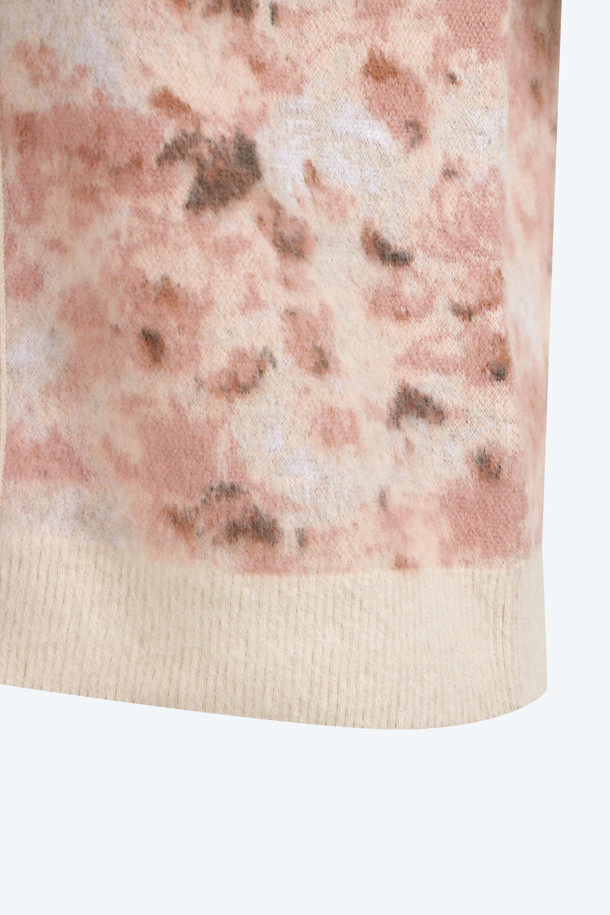 플라워 패턴 가디건은 여성 고객을 위한 니트/스웨터 상의입니다. 봄, 가을에 착용하기 좋으며, 얇은 두께감과 부드러운 촉감이 특징입니다. 라운드넥 디자인에 긴 소매, 레귤러핏으로 제작되었으며, 소매와 밑단 립 디테일이 돋보입니다. 엘레강스 스타일을 연출하기 좋으며, 데이트룩, 카페룩, 모임룩에 적합합니다. 특히, 플라워 패턴이 로맨틱하고 클래식한 무드를 더하며, 반팔 니트와 셋업으로 스타일링하여 미니멀한 룩을 완성할 수도 있습니다.
