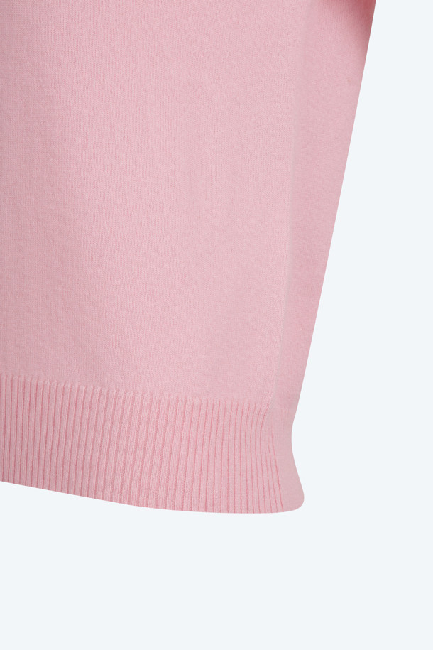 세련된 블랙 컬러의 로고택 가디건입니다. 부드러운 촉감의 버진울 100% 소재로 제작되어 봄, 가을 시즌에 활용하기 좋습니다. 레귤러 핏, 라운드넥 디자인에 가슴 위 스몰 로고택 디테일이 돋보입니다. 데이트룩, 출근룩 등 다양한 TPO에 미니멀, 클래식, 캐주얼 스타일 모두 연출 가능하며, 반팔 니트나 터틀넥 니트와 셋업으로 스타일링하여 세련된 분위기를 더할 수 있습니다.
