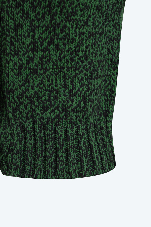 부드러운 촉감이 돋보이는 멀티 그린 스웨터입니다. 고급스러운 스타일과 미니멀한 디자인으로 모임룩에 적합합니다. 비스코스와 폴리아미드 혼방 소재로 제작되어 편안한 착용감을 선사하며, 신축성이 있어 활동성을 높였습니다. 긴 소매 기장으로 간절기부터 겨울까지 폭넓게 활용 가능하며, 그린 컬러가 세련된 분위기를 더합니다.
