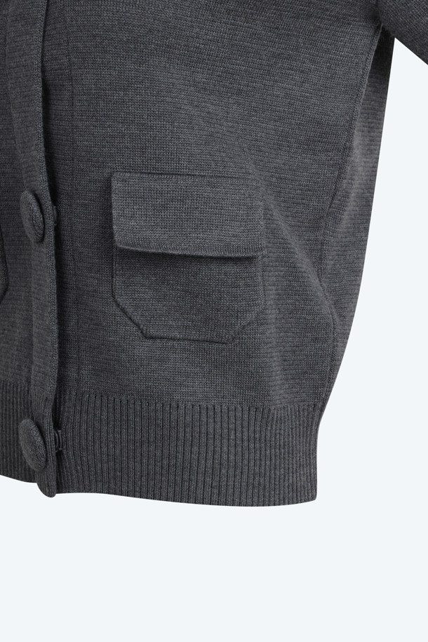 부드러운 울 소재의 라운드 버튼 가디건입니다. 멜란지 그레이와 블랙 두 가지 색상으로 출시되어, 가을, 겨울철 따뜻하게 착용하기 좋습니다. 베이직한 디자인에 긴 소매와 레귤러핏으로 제작되었으며, 다양한 이너와 레이어드하여 스타일리시하게 연출할 수 있습니다. 출근룩, 모임룩 등 TPO에 구애받지 않고 클래식, 미니멀, 캐주얼 스타일 모두 소화 가능합니다. 보온성이 우수하며 라운드넥과 버튼 디테일이 특징입니다.
