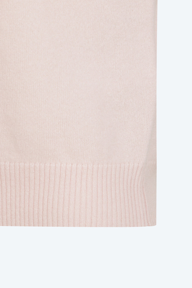 가볍고 포근한 캐시미어 100% 소재의 여성 가디건입니다. 파스텔 옐로우와 파스텔 핑크 두 가지 사랑스러운 컬러로 출시되어, 부드러운 촉감을 선사합니다. 가을, 겨울철 데이트룩, 카페룩, 겨울 데일리룩 등 다양한 TPO에 활용하기 좋으며, 클래식, 미니멀, 로맨틱 스타일을 즐겨 입는 분들께 추천합니다. 긴 소매 기장으로 포근함을 더하며, 보온 기능으로 추운 날씨에도 따뜻하게 입을 수 있습니다. 무지 디자인으로 어떤 옷에도 매치하기 쉬워 활용도가 높습니다.
