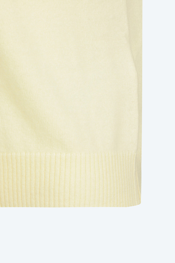 부드러운 캐시미어 소재로 제작되어 포근한 착용감을 선사하는 여성 캐시미어 가디건입니다. 파스텔 옐로우, 핑크 두 가지 사랑스러운 색상으로 출시되어, 가을, 겨울 데이트룩, 카페룩, 데일리룩 등 다양한 스타일에 매치하기 좋습니다. 레귤러 핏에 라운드 넥 디자인으로 여성스러운 무드를 연출하며, 두꺼운 두께감과 긴 소매 기장으로 보온성을 높였습니다. 미니멀하고 클래식한 스타일부터 로맨틱한 룩까지, 폭넓게 활용 가능한 캐시미어 가디건입니다.
