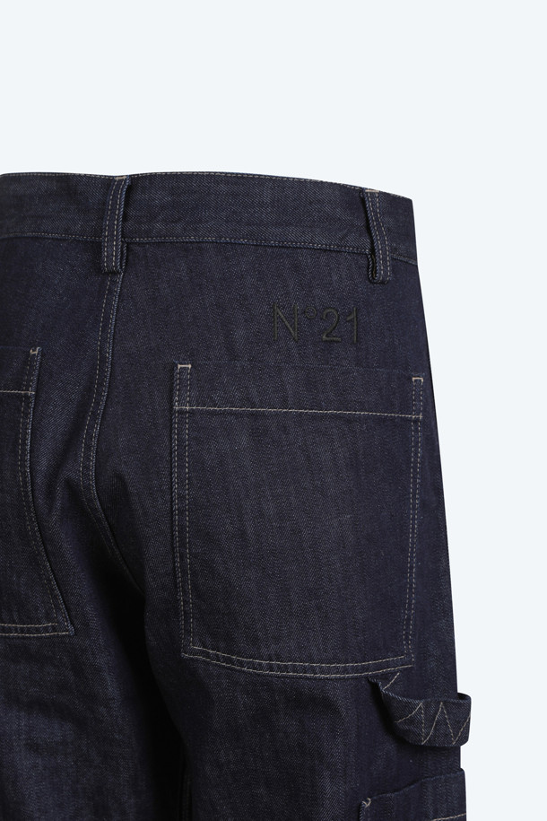 남성용 배기 데님입니다. 은은한 워싱이 돋보이는 인디고 컬러로, 사계절 내내 활용하기 좋은 아이템입니다. 데님 소재 특유의 탄탄함과 루즈핏, 배기핏의 편안한 착용감이 특징입니다. 캐주얼, 미니멀, 시티보이 스타일을 즐겨 입는 분들께 추천하며, 동네 마실룩이나 여행룩으로 손색없습니다. 무지 디자인으로 어떤 상의와도 쉽게 매치할 수 있습니다.
