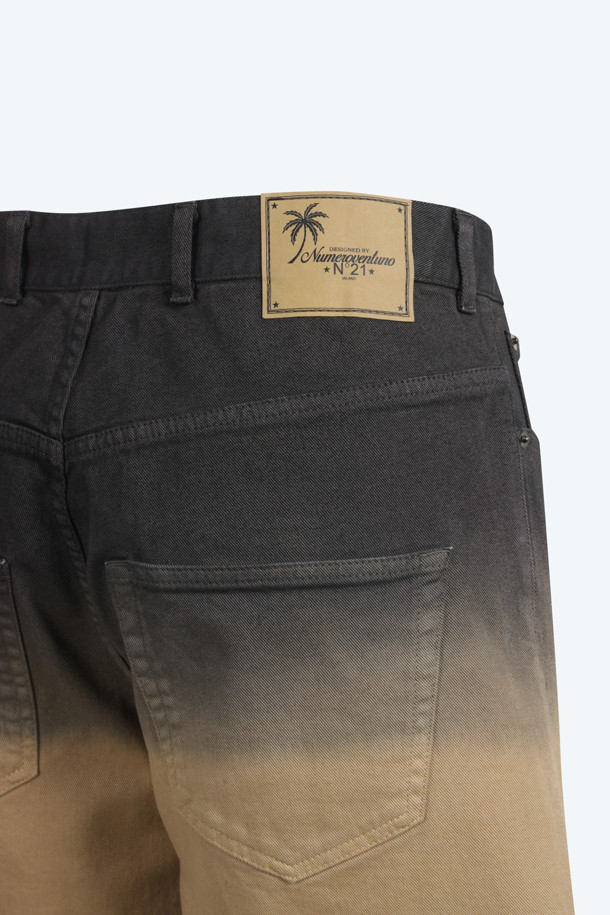 그라데이션 쇼츠 (Men)는 여름철 캐주얼 스타일을 완성해 줄 남성용 반바지입니다. 부드러운 면 소재로 제작되어 쾌적한 착용감을 선사하며, 동네 마실룩, 휴가룩, 여름 바캉스룩 등 다양한 TPO에 활용하기 좋습니다. 블랙, 베이지, 그라데이션 컬러 옵션으로 출시되어, 미니멀하고 리조트 분위기를 연출할 수 있습니다. 99% 코튼 함유로 편안함과 스타일을 동시에 잡은 아이템입니다.
